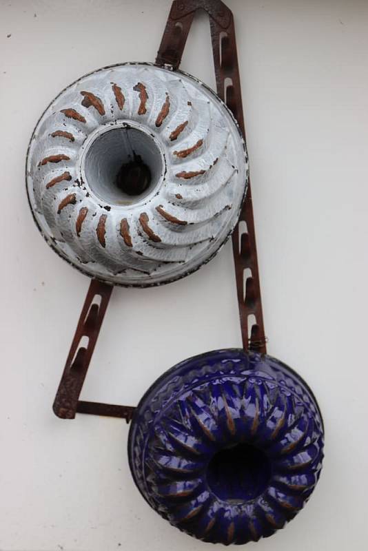 Old,Baking,Molds,On,A,House,Wall