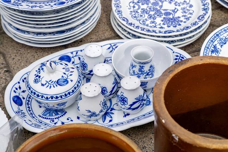 Stacks,Of,Plates,And,A,Porcelain,Set,With,Traditional,Blue