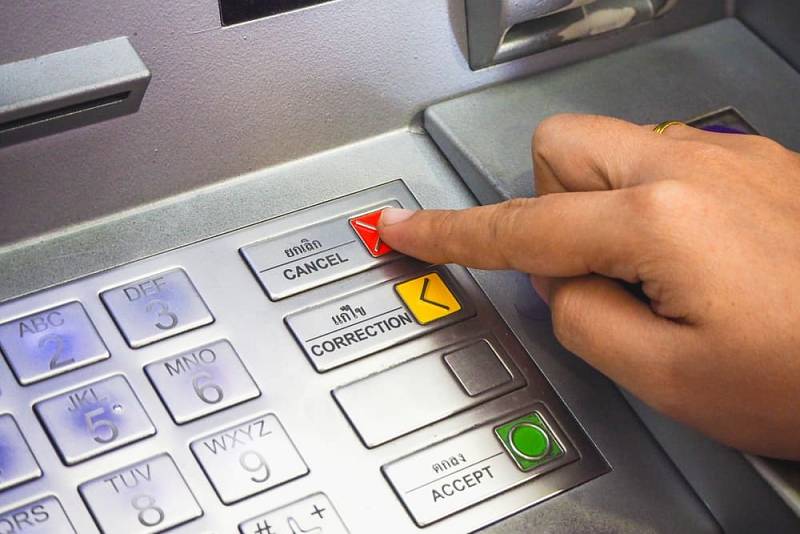 Po každém výběru peněz stačí stisknout červené tlačítko CANCEL