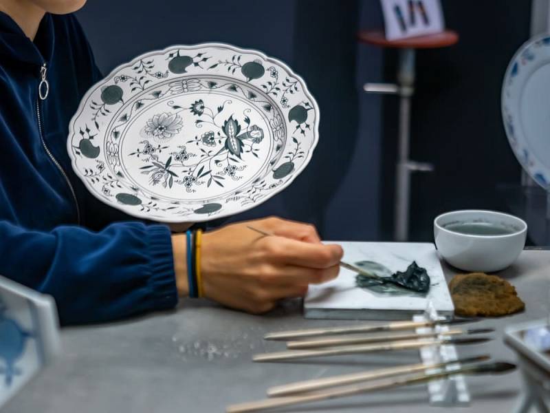 Výroba porcelánu ve slavné porcelánce v Míšni