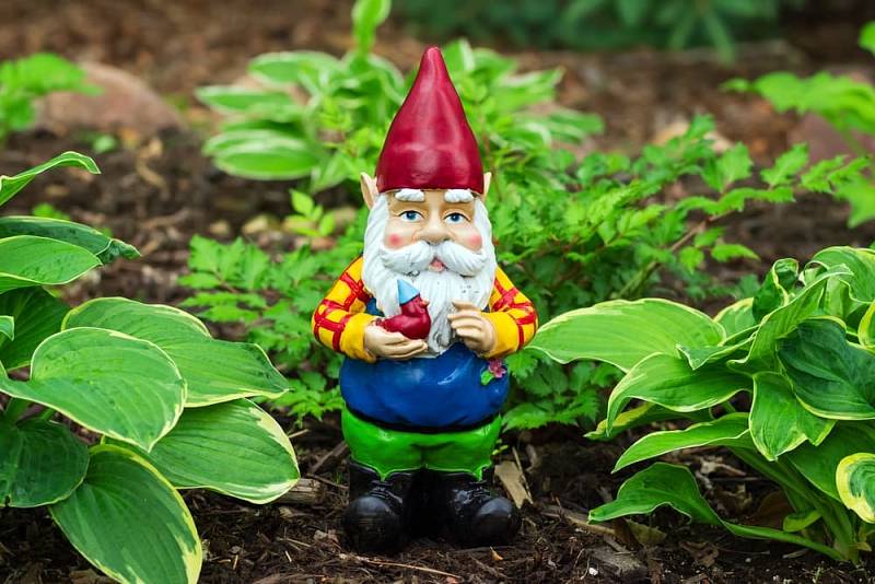 Ceramic,Figurine,Of,A,Gnome,In,A,Red,Hat,Holding
