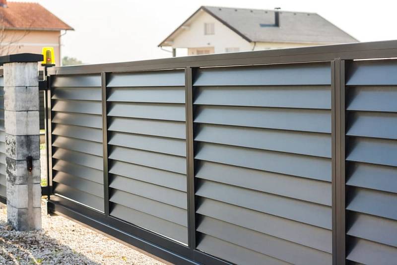 Modern,Fence,With,Aluminum,Or,Metal,Shutter