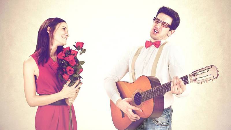 Romantické gesto - zamilovaný muž hrající na kytaru
