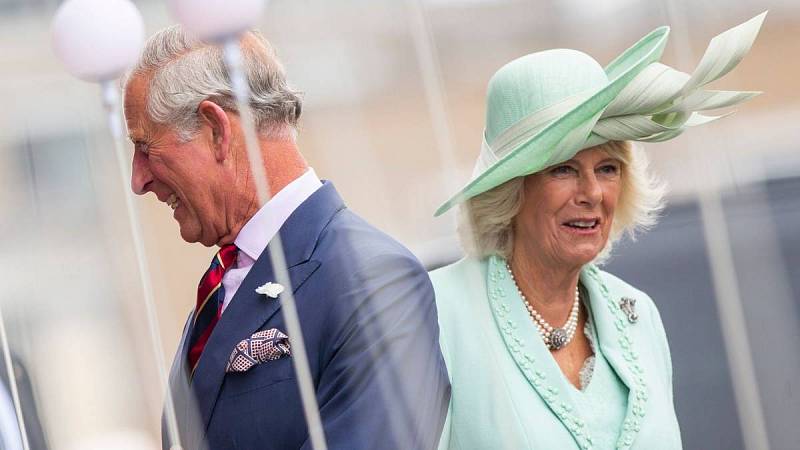 Král Karel III. a jeho manželka Camilla