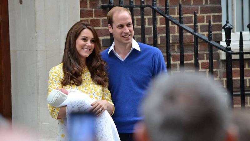 Princ William a Kate Middleton představují novinářům novorozenou dceru Charlotte.