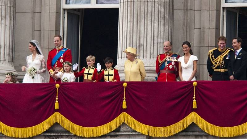 Královská rodina na balkoně Buckinghamského paláce po svatbě Williama a Kate (napravo Pippa)