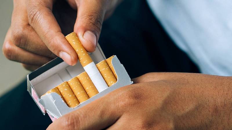 V Polsku je neslušné podávat cigaretu přímo z ruky. Nabízí se z krabičky