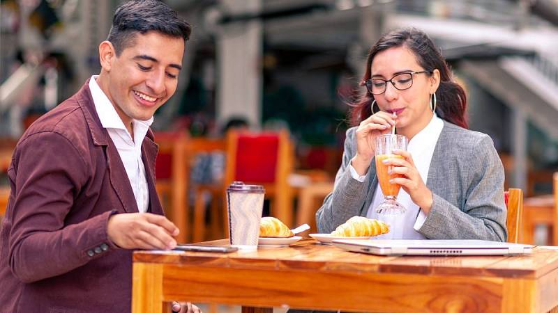 Telefon narušuje přijemné posezení v restauraci.