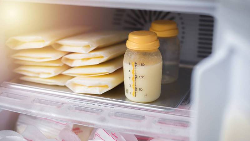 Mateřské mléko můžete zamrazit v nádobkách tomu určených