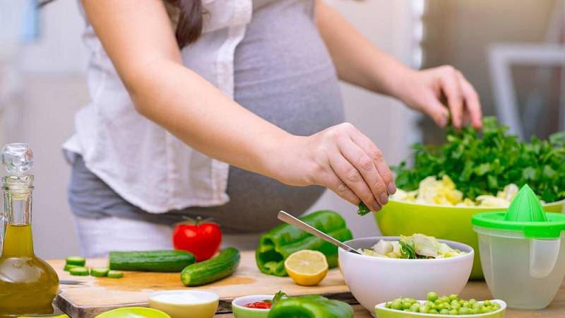 Také správný jídelníček rozhoduje o váze během těhotenství