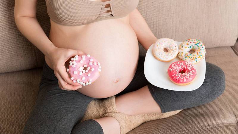 Velké množství sladkostí není zdravé pro miminko ani pro nastávající maminku