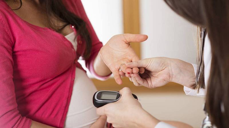 Test v moči může odhalit řadu problémů, např. těhotenskou cukrovku.