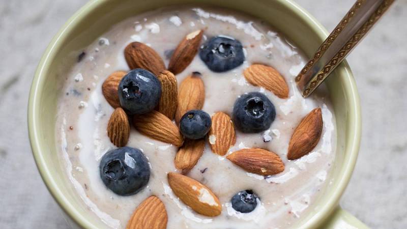 Smoothie s jogurtem, banánem, borůvkami a mandlemi