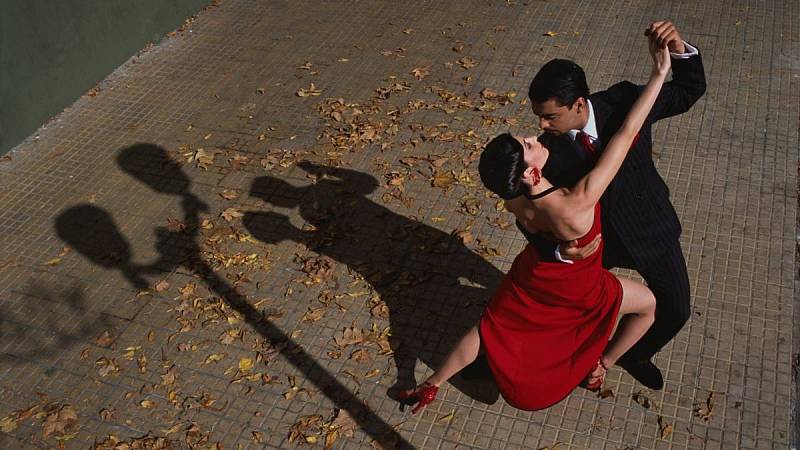 Pár tančí tango.