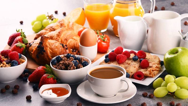 Snídaně je základ dne. Většina Čechů preferuje mléčné výrobky, cereálie nebo vejce