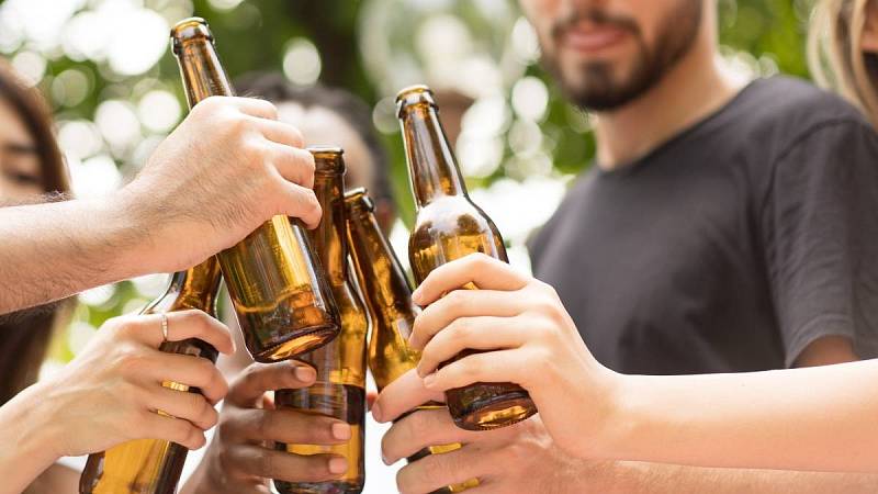Za předražené čepované pivo je alternativou lahvové, kde ceny tak rychle nahoru nejdou. Možná místo do hospod, budeme s přáteli vyrážet na 