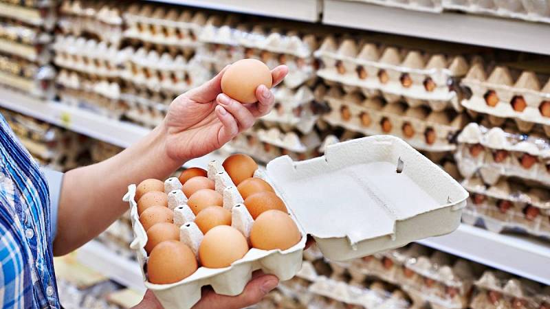 Ceny klesají i za vajíčka, meziroční rozdíl je dokonce i 10 Kč