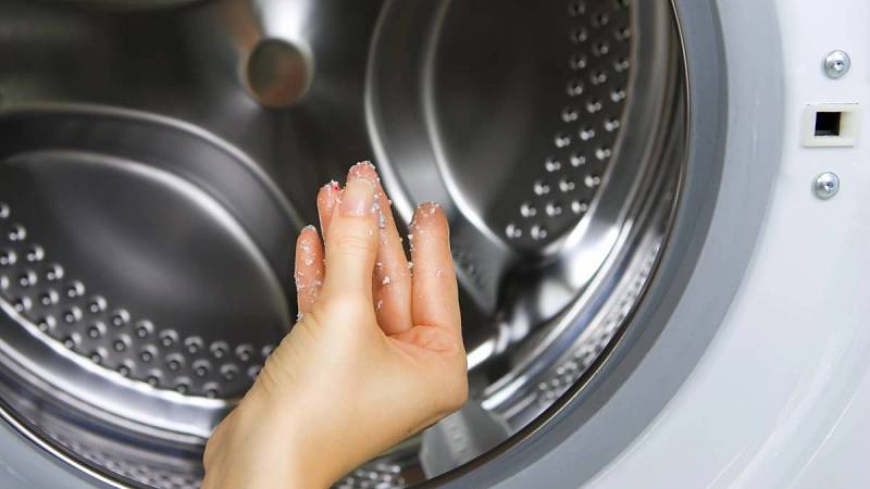 Do pračky můžete přidat ocet nebo speciální čistící prostředek v sáčku