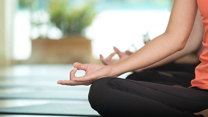 Udělejte si čas jen pro sebe, třeba procházkou nebo meditací