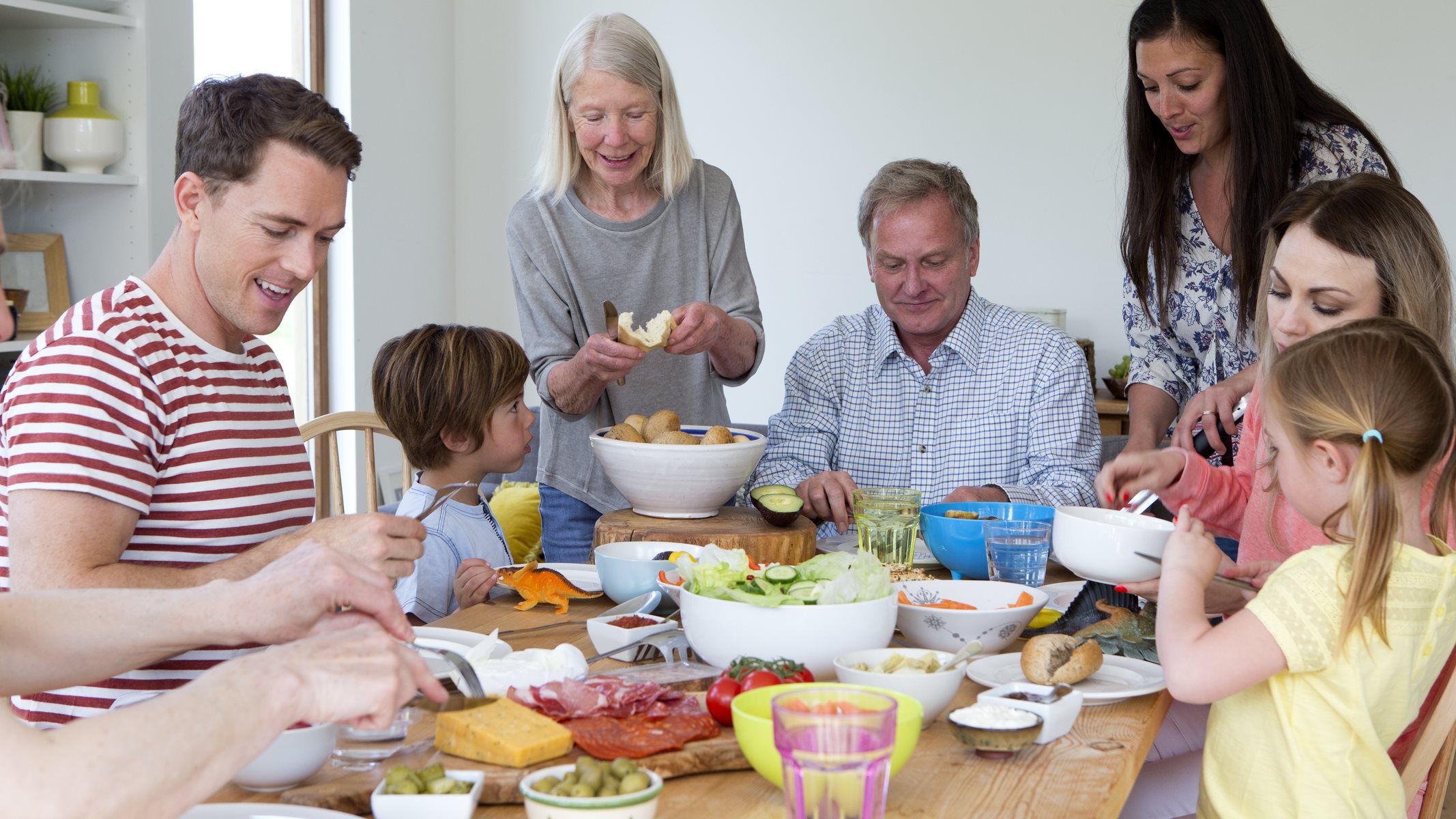 Family round. Семья за столом. Большая семья за столом. Дружная семья за столом. Счастливая семья за столом.