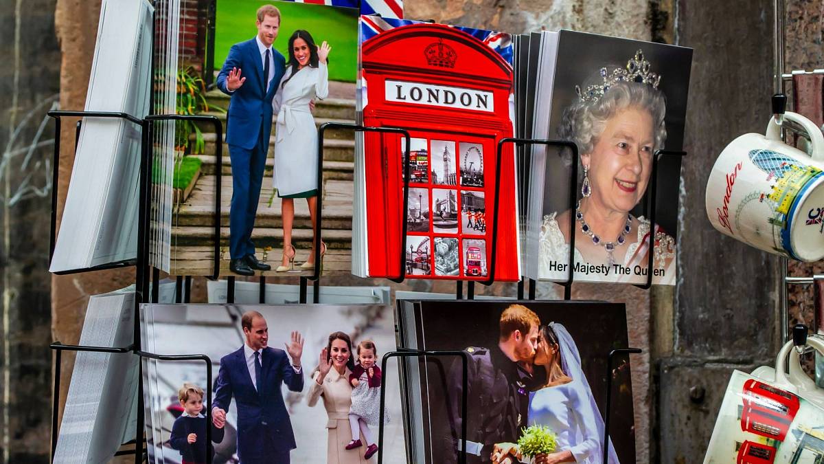 Členové britské královské rodiny porušují vlastní protokol – třeba objímáním s Chewbaccou Členové britské královské rodiny porušují vlastní protokol – třeba objímáním s Chewbaccou