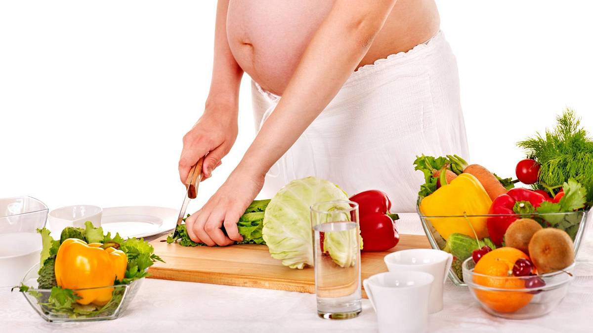 Plísňové sýry, majonéza a další potraviny, které bychom neměli jíst v těhotenství