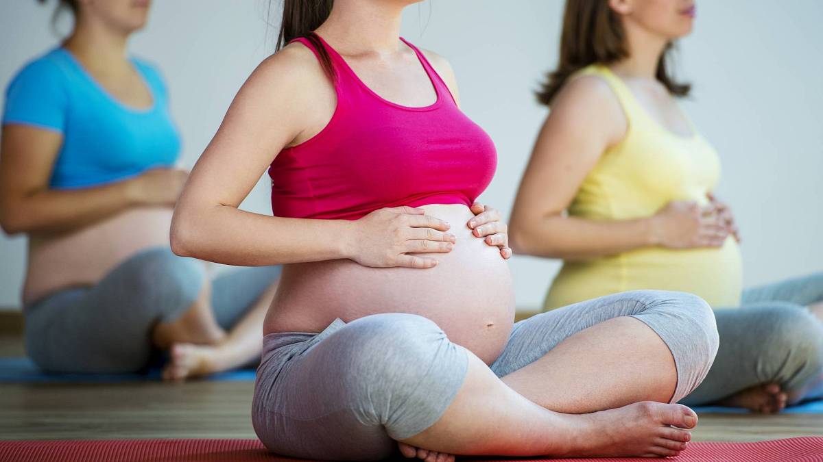 Cvičit lze i v těhotenství. Stačí poslouchat své tělo a fyzické možnosti Cvičit lze i v těhotenství. Stačí poslouchat své tělo a fyzické možnosti
