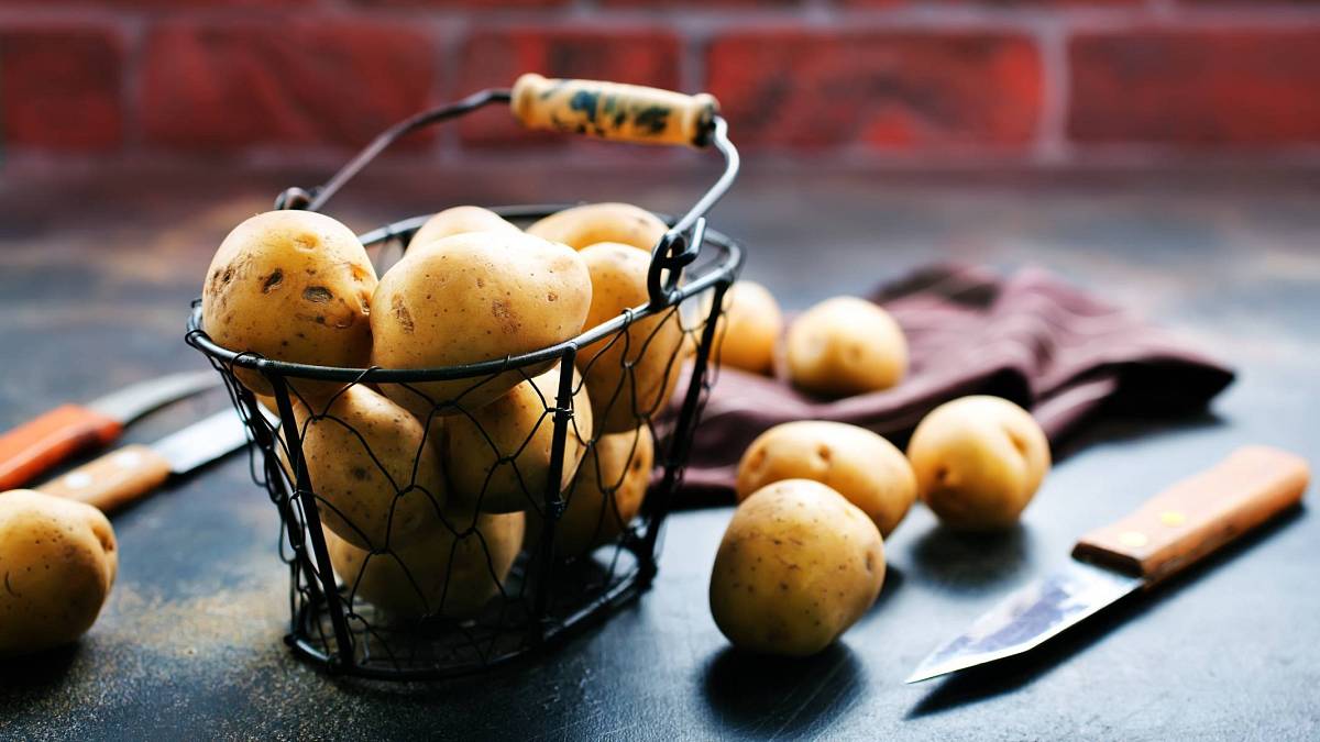 Skladujte brambory na stinném, suchém a dobře větraném místě, jen tak vám dlouho vydrží