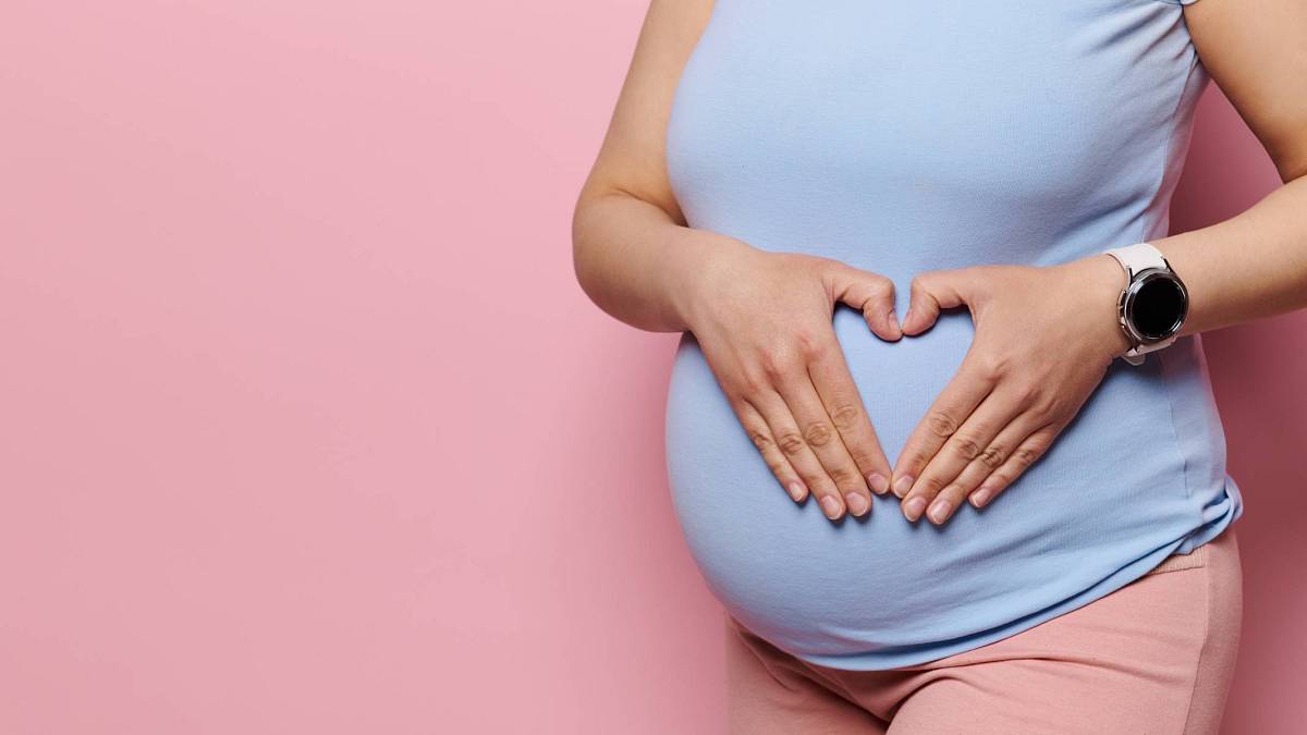 7. měsíc těhotenství: Dítě teď již vcelku pravidelně střídá fáze spánku a bdění, což můžete pozorovat na jeho pohybech