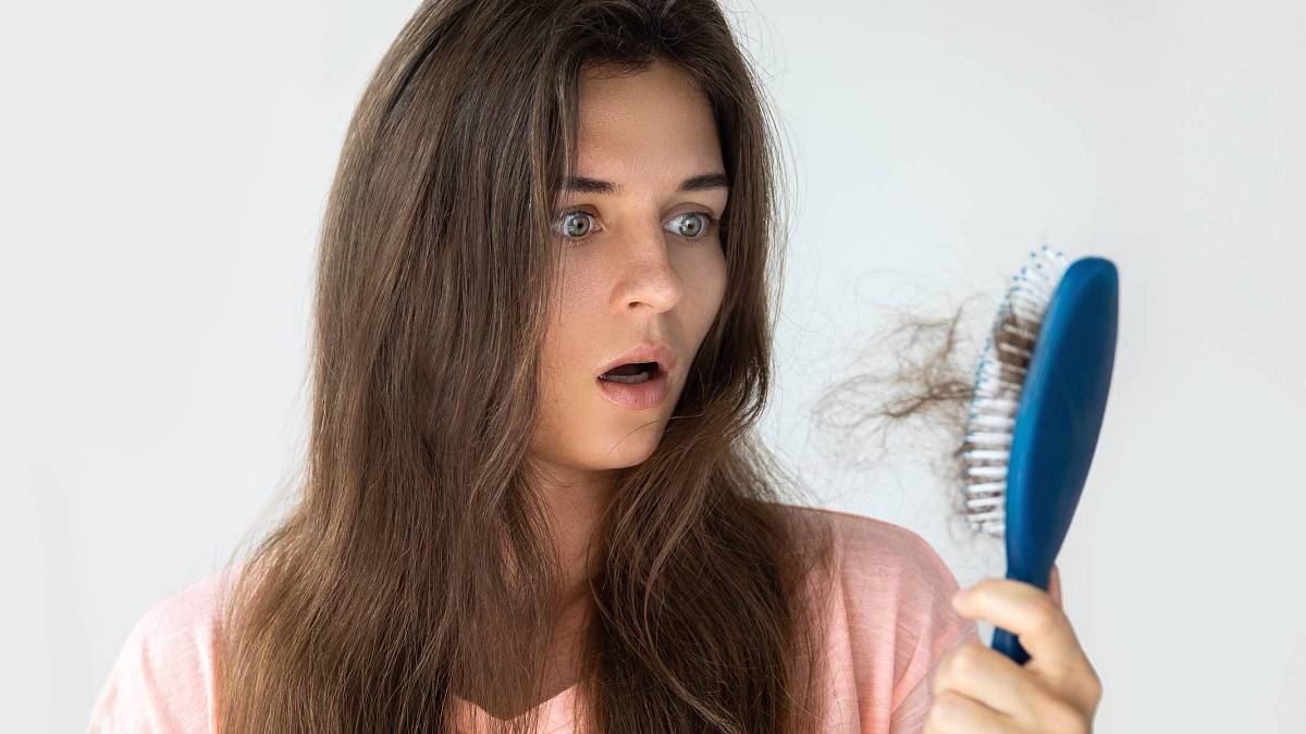 Domácí prostředky proti vypadávání vlasů: Vyzkoušejte cibuli, zelený čaj nebo kokosový olej