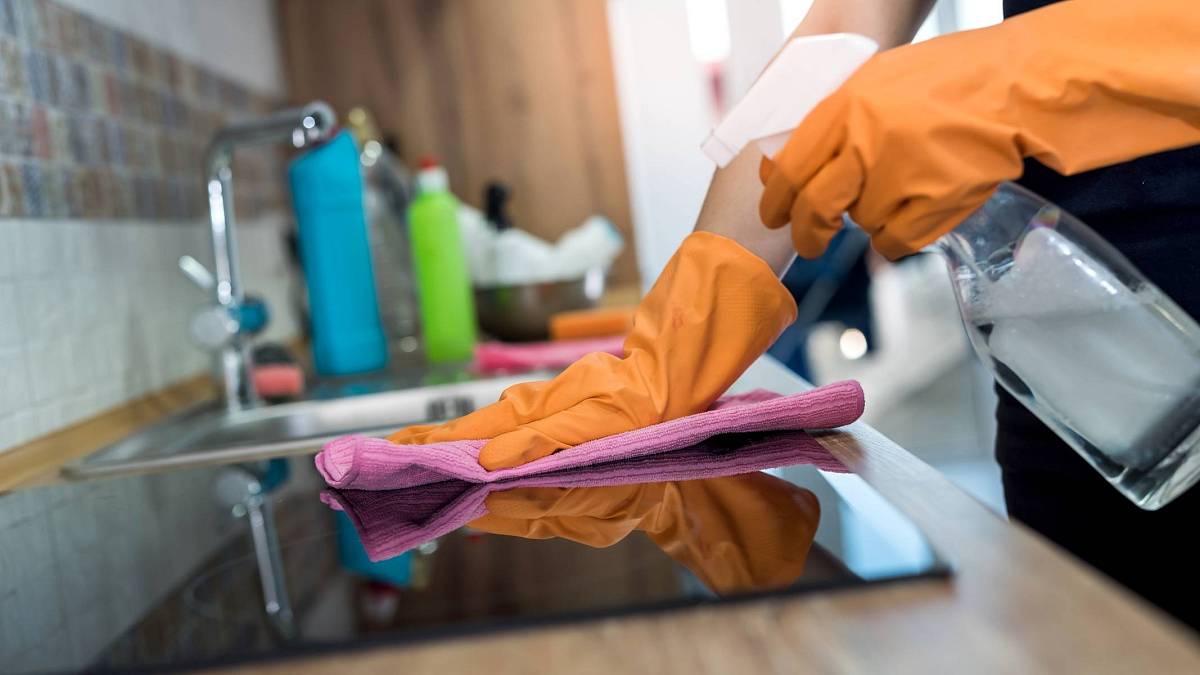 Čištění sklokeramické varné desky je kumšt. Zapomeňte na drátěnky a staré škrabky Čištění sklokeramické varné desky je kumšt. Zapomeňte na drátěnky a staré škrabky