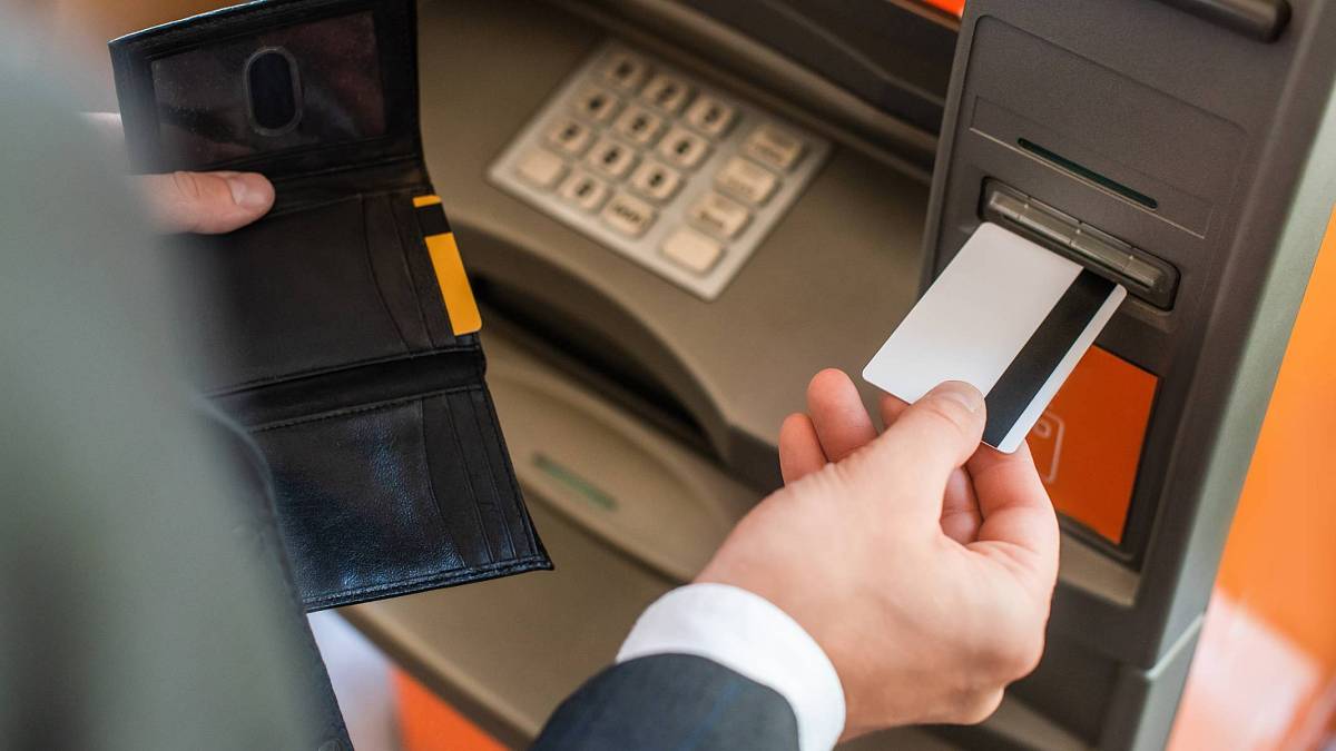 Bankomaty rozdávaly miliony: Neuvěříte, jak se obyčejní lidé stali přes noc bohatými Bankomaty rozdávaly miliony: Neuvěříte, jak se obyčejní lidé stali přes noc bohatými