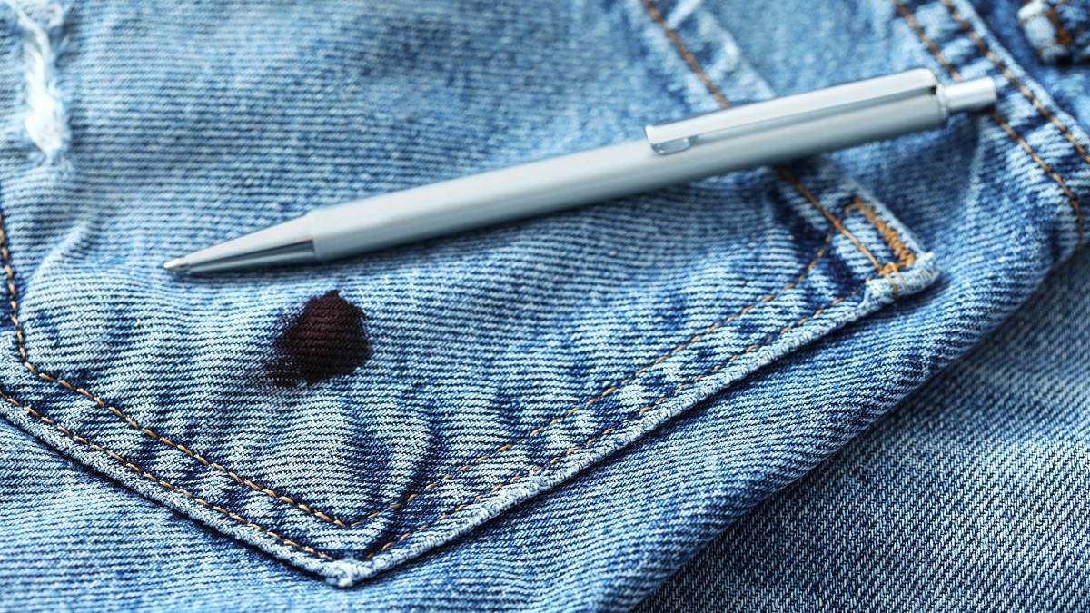 Skvrny od inkoustu kuličkového pera je těžké odstranit: Zbavit se jich z oblečení či stěn ale není úplně nemožné Skvrny od inkoustu kuličkového pera je těžké odstranit: Zbavit se jich z oblečení či stěn ale není úplně nemožné
