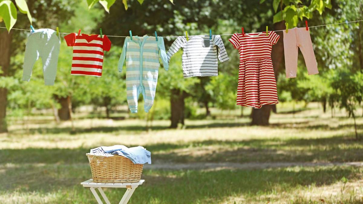 Sušení prádla venku má mnoho výhod. Avšak ne všechny kusy oblečení vydrží nápor žhnoucích slunečních paprsků Sušení prádla venku má mnoho výhod. Avšak ne všechny kusy oblečení vydrží nápor žhnoucích slunečních paprsků