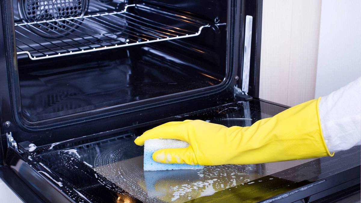 Konec mastnoty v troubě: Díky těmto domácím prostředkům se zbavíte zápachu a troubu vyčistíte bez dlouhého drhnutí Konec mastnoty v troubě: Díky těmto domácím prostředkům se zbavíte zápachu a troubu vyčistíte bez dlouhého drhnutí