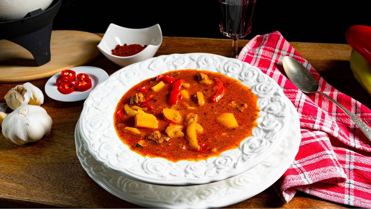 Původní maďarský guláš se skládal jen z několika ingrediencí Původní maďarský guláš se skládal jen z několika ingrediencí