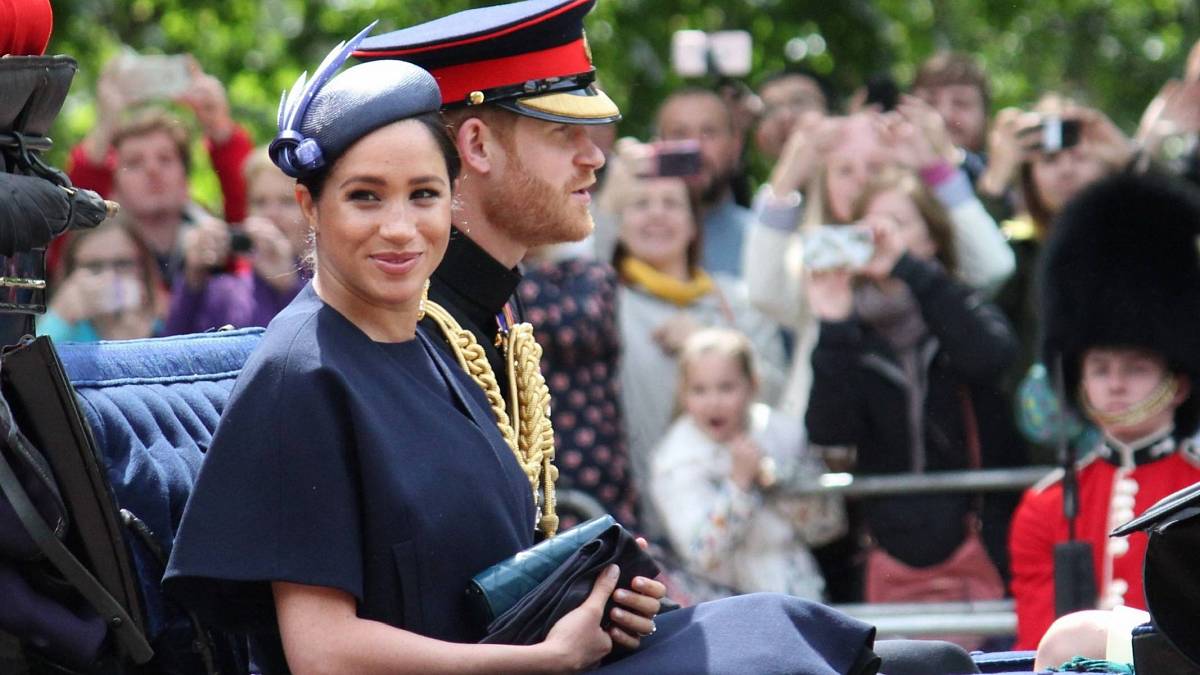 Co najdeme u Meghan Markle v šatníku? Má ráda směs klasických kousků s moderními prvky a ráda experimentuje