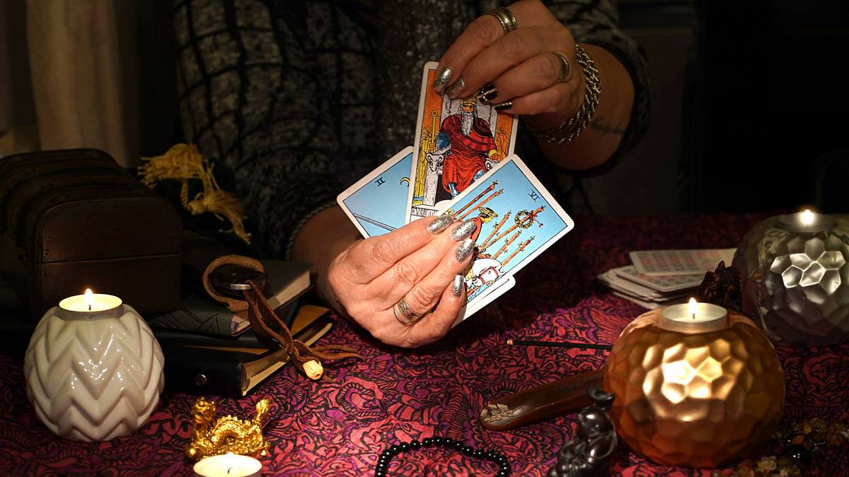 Výklad tarotových karet na tento víkend: Panny stojí na pomyslné křižovatce, Štíry čeká láska a zase láska