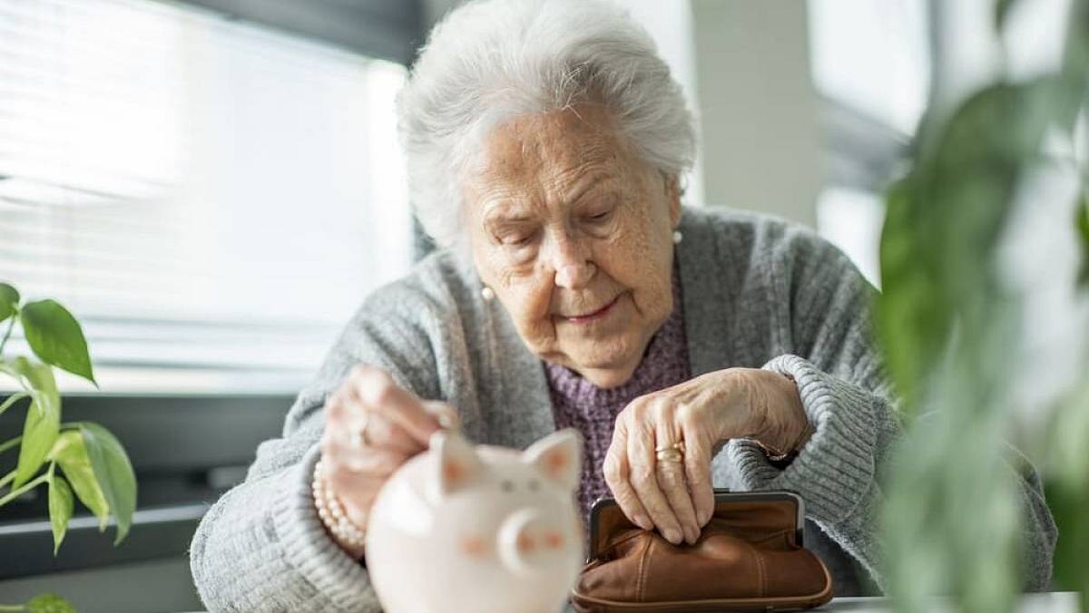 Ani o 900 Kč, ani o 600 Kč. Vláda konečně zveřejnila, o kolik se zvednou důchody od ledna 2027
