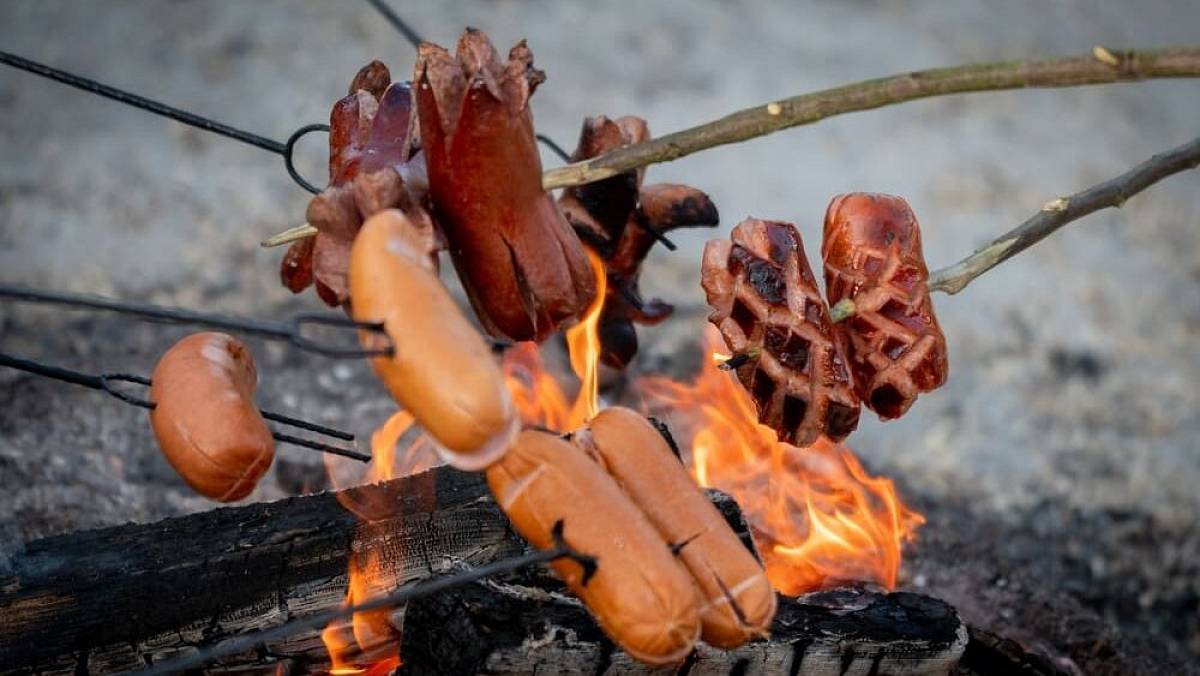 Vyhlašujeme nejhorší špekáčky ze supermarketů. Na ohni se spálí ihned, protože v nich není maso