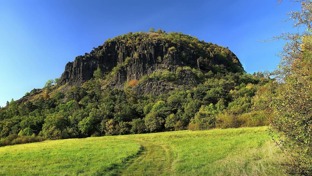 Nejkrásnější sopka Evropy leží v Česku. Vypadá jako z fantasy a připomíná dračí hřbet