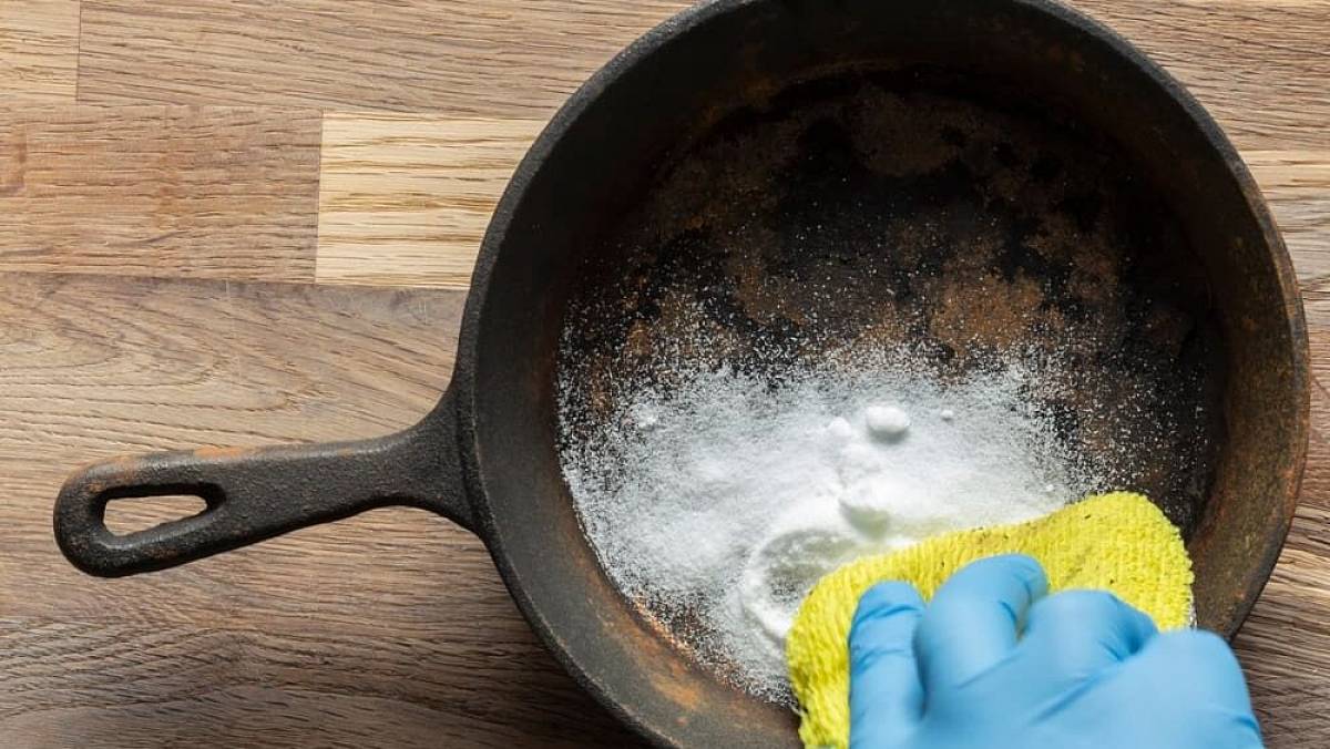 Starou pánev nevyhazujte. Stačí udělat toto a za 3 minuty bude jako nová