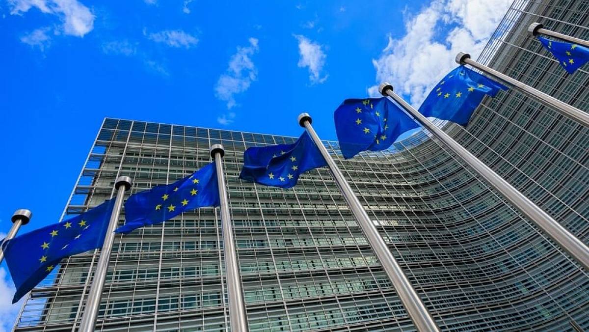 Platíte hotovostí? Od příštího roku budete ukazovat občanku. EU přistoupila k radikálnímu kroku