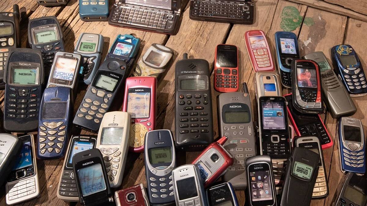 Slovenský Telecom začal vykupovat staré mobily až za 420 eur za kus. K doručení lze využít Českou poštu