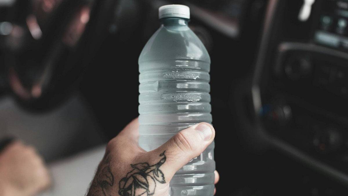 Jak vyrobit úžasný jarní truhlík na hrob: Stačí pet láhev a je jak od profesionála