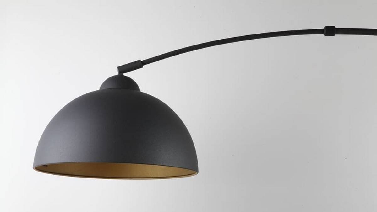 Komu zbyla z dob Československa tahle kovová lampa, dostane dnes 20 000 Kč od sběratelů na ruku