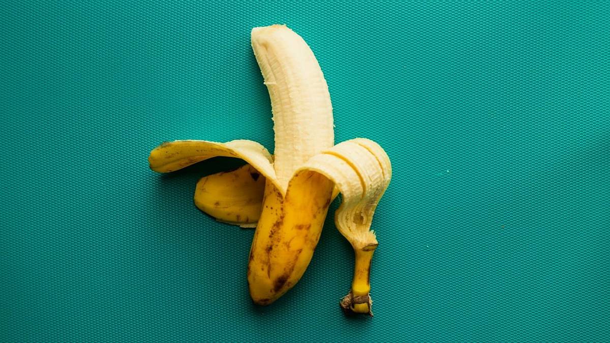Chyba, kterou děláme při loupání banánu všichni: Proč se zbavujeme cenné vlákniny a minerálů jen kvůli estetice