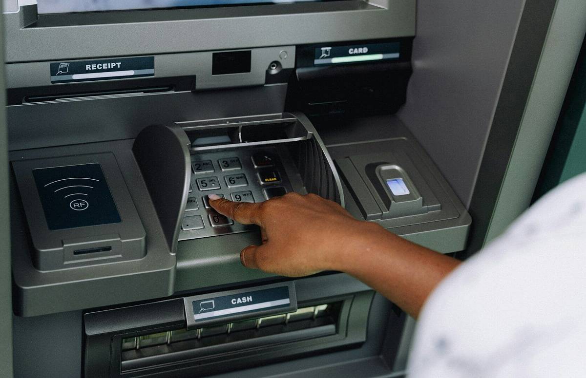 Banky mění vklady a výběry z bankomatů. Česko čeká nepříjemné omezení