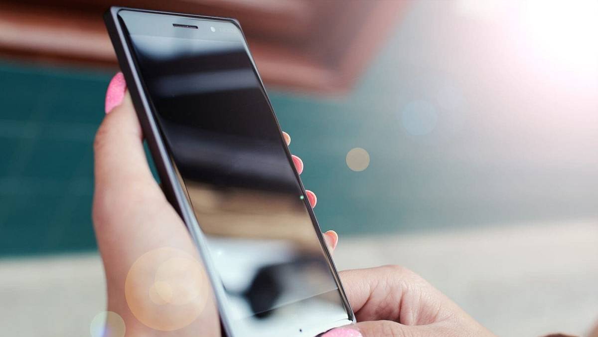 Zelená tečka na mobilu může znamenat velký problém. Možná si vás vyhlédl šmírák