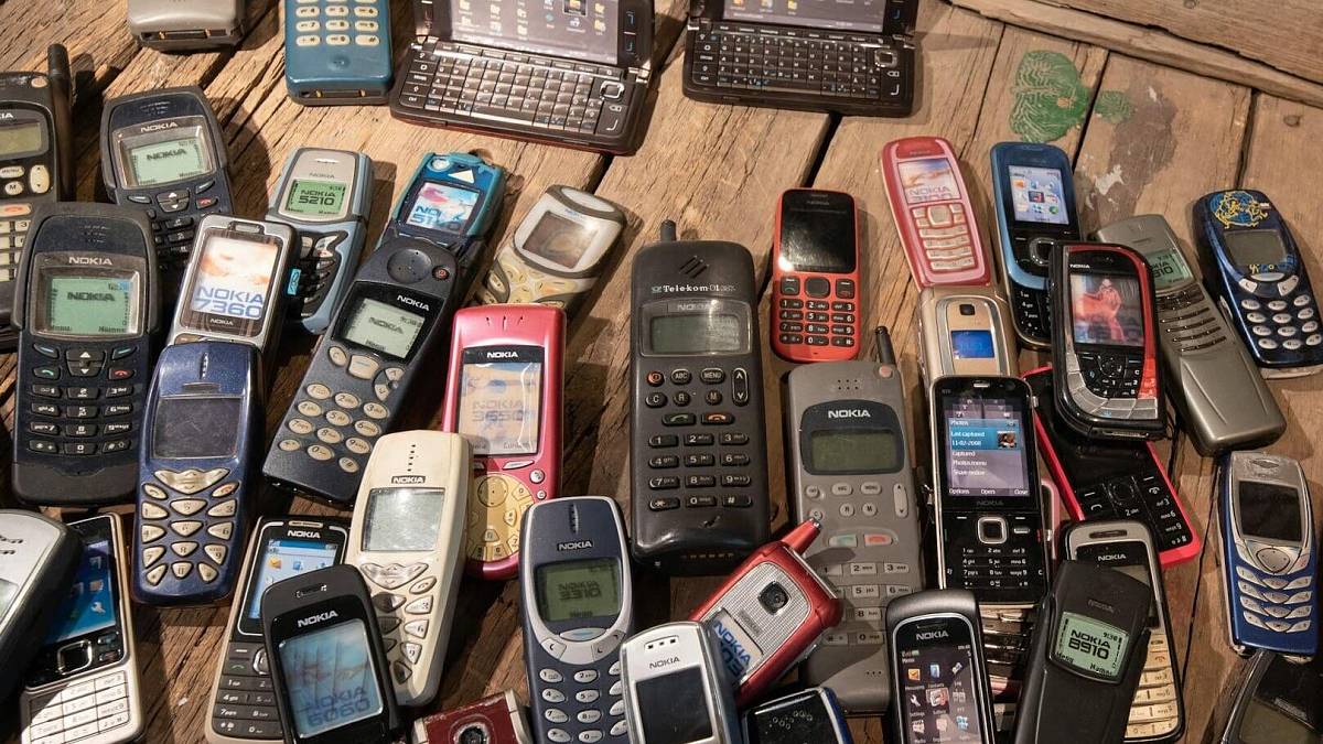 Kdo měl v roce 2000 tenhle starý Ericsson, byl frajer. Teď za něj dostane 8–15 000 Kč od sběratelů
